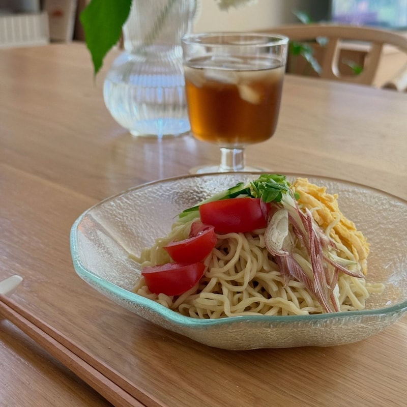 見た目も涼しげ!ひんやり麺にぴったりな「ガラスの深ボウル」インスタグラマーさんはこんなメニューで愛用中