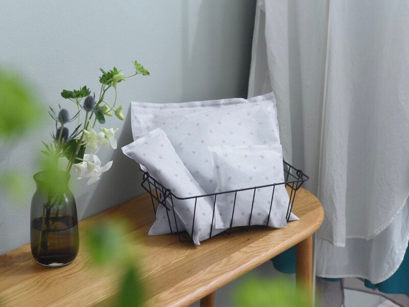 【スタッフが実践!】置くだけで湿気コントロールする『調湿炭』を靴とバッグで使ってみました