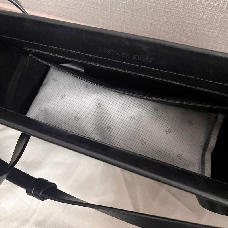 【スタッフが実践!】置くだけで湿気コントロールする『調湿炭』を靴とバッグで使ってみました