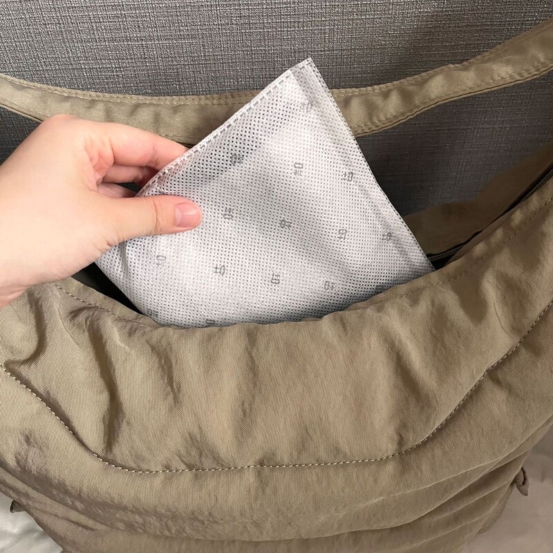 【スタッフが実践!】置くだけで湿気コントロールする『調湿炭』を靴とバッグで使ってみました