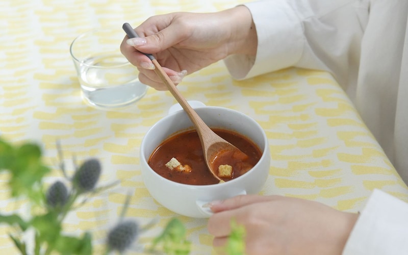1本添えるだけで「あたたかな食卓」。マネしたい、インスタグラマーさんの“木のカトラリーのある暮らし”