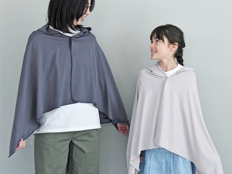 まるで氷のベール。ひんやり強冷感ポンチョが、暑がりスタッフの必需品に!