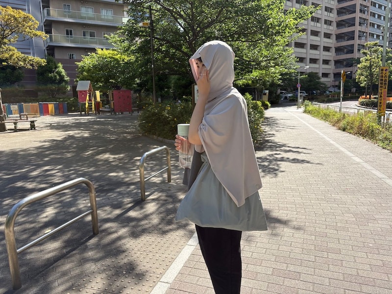 まるで氷のベール。ひんやり強冷感ポンチョが、暑がりスタッフの必需品に!
