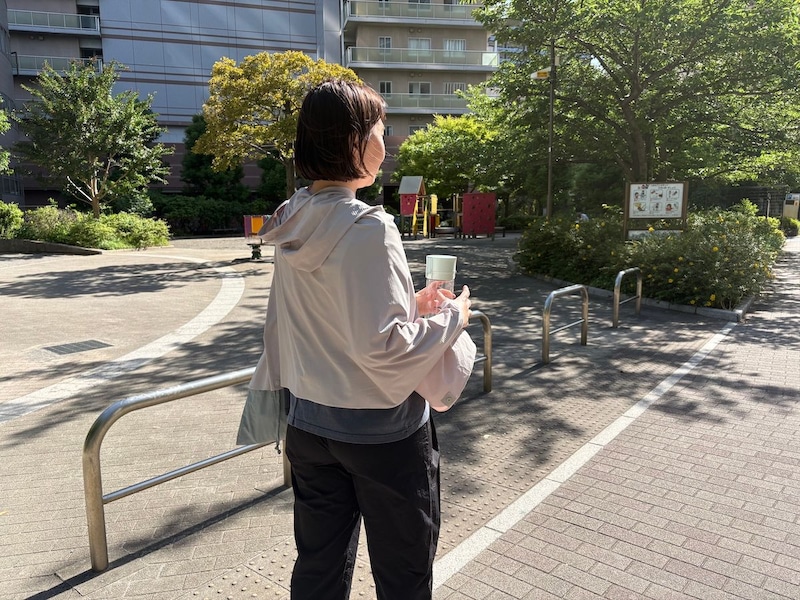 まるで氷のベール。ひんやり強冷感ポンチョが、暑がりスタッフの必需品に!