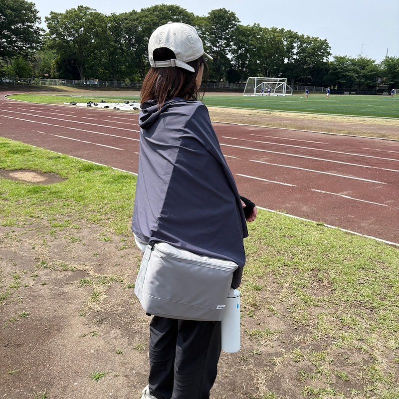 まるで氷のベール。ひんやり強冷感ポンチョが、暑がりスタッフの必需品に!