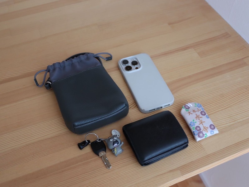 スマホにハンディ扇風機・・バッグ型チャームにこんなアイテム入れてます!スタッフのミニチュアバッグ使用レポ