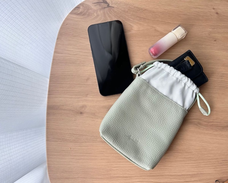 スマホにハンディ扇風機・・バッグ型チャームにこんなアイテム入れてます!スタッフのミニチュアバッグ使用レポ