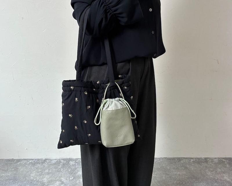 スマホにハンディ扇風機・・バッグ型チャームにこんなアイテム入れてます!スタッフのミニチュアバッグ使用レポ