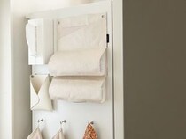 丸見えだったキッチンの生活感をすっきり解決！冷蔵庫に貼る「ラップ＆ポリ袋収納ホルダー」