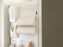 丸見えだったキッチンの生活感をすっきり解決！冷蔵庫に貼る「ラップ＆ポリ袋収納ホルダー」