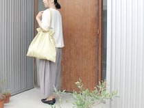 夏のかさばる荷物をまとめてキュッ。ミニバッグとのセット使いが便利な「巾着サブバッグ」