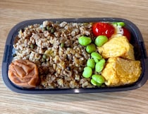 調理道具、あれもこれも使いません。 ポンッと手を打つ工夫が詰まった「卵焼きターナー」