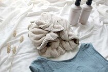 夏の髪ダメージを挽回。「ほどけにくいヘアドライタオル」で今すぐはじめる美髪ケア