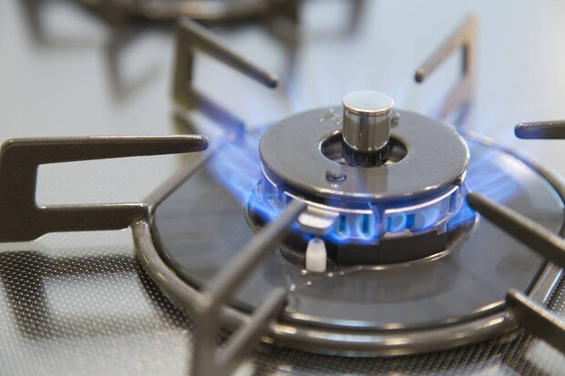 料理中、火が燃え移りやすい服に注意！一気に燃え広がる着衣着火を防ごう