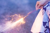 夏の楽しみ、花火。処理の仕方まで気をつけて安全に。