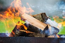 夏の楽しいレジャーで...BBQの着火剤やカセットコンロ、炎天下の車内などでの火災に注意を！