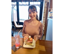 静岡朝日テレビ・佐々木沙羅アナ、上品なブラウンニットで大人の気品！