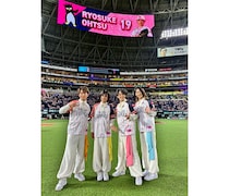 モナキがPayPayドーム福岡に降臨！バースデー背番号のユニフォーム姿にファンメロメロ