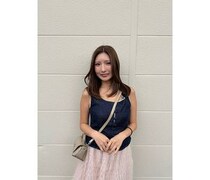 三田悠貴、ネイビーのデニム風ノースリーブトップスで健康的美肌を放出！