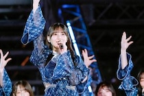 小坂菜緒がひとりでステージに登場！初披露の新曲は、情熱的なラテン系！サプライズ満載だった日向坂46 七周年ライブ