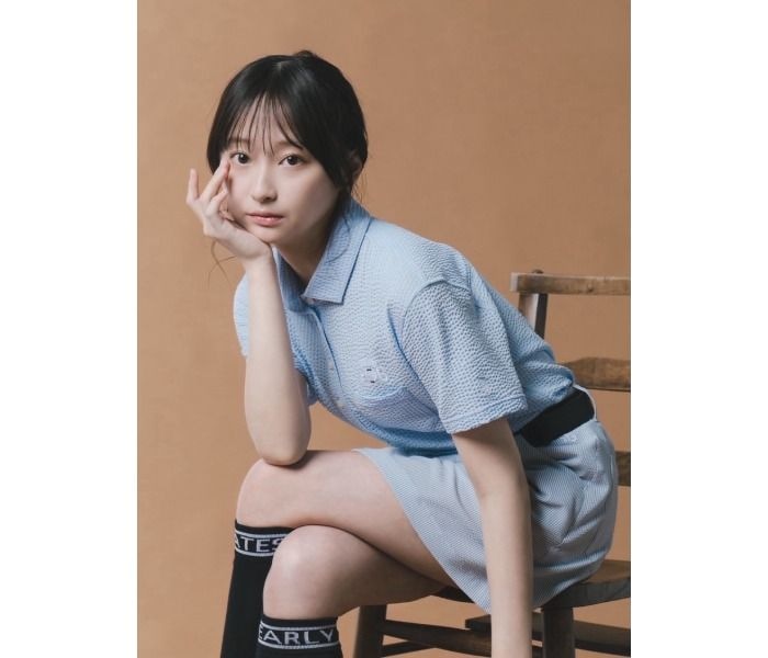 影山優佳、美脚チラ見せ!ゴルフウェアを爽やかに着こなす!