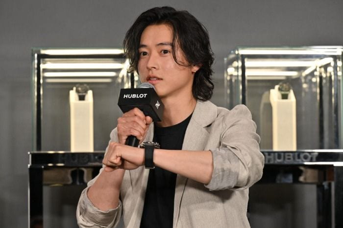 山﨑賢人、ウブロ新作まとい銀座に登場！俳優人生の転機に「キングダム」1作目挙げる