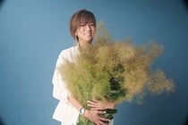 hitomiが、これまでリリースしたライブビデオを皆で一緒に楽しむオンラインイベント「Re:LIVE」の開催を発表。１月から３月までのコンテンツカレンダーも発表。
