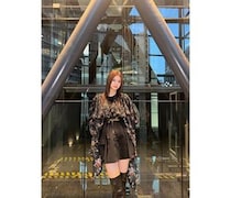 生見愛瑠、超ミニ丈！花柄ガウン着こなす「絶対領域」美脚にファン「カッコ可愛い」