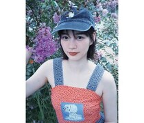 のん、ほっそり美肌のオフショット公開にファン「佇まいが可愛い美しいのん」