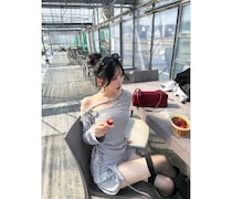 「スタイルかっこよすぎる」咲真ゆか、スレンダー美スタイルきわだつグレーコーデを披露