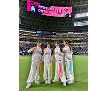 モナキがPayPayドーム福岡に降臨！バースデー背番号のユニフォーム姿にファンメロメロ