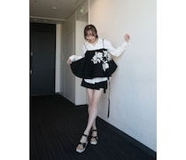 須田亜香里、生脚美脚の超ミニ丈モノトーン衣装姿を公開