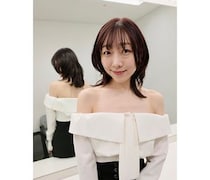 須田亜香里、破壊力抜群…デコルテ見せ×スリット入り衣装から美脚をチラ見せ！！