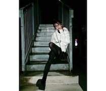 村山優香、モノトーンコーデでスラリ長脚披露！