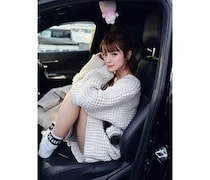 村山優香、ざっくりニットの破壊力抜群！脚見せバランスが刺さる車内ショットを公開