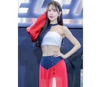 名取くるみ、赤シアースカートで太もも見せがたまらないコスチューム姿を披露