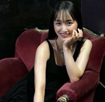 菅井友香、黒ドレスで大人の色気あらわに！ジュエリー盛りが映えるドレッシーな姿を公開