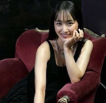 菅井友香、黒ドレスで大人の色気あらわに！ジュエリー盛りが映えるドレッシーな姿を公開