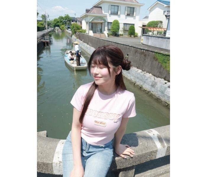 ちとせ よしの、シンプルTシャツコーデで際立つ美ボディ！「めっちゃ可愛すぎる」