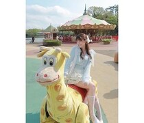 色白太ももに釘付け！ちとせ よしの、ドリーミーなふわっとコーデで旅行満喫