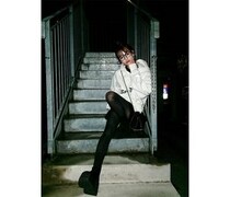 村山優香、モノトーンコーデでスラリ長脚披露！