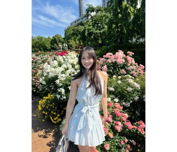 相沢 菜月、清楚ノースリーブワンピで薔薇園に降臨！女神すぎるショット投稿