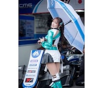 霧島聖子、魅惑的見返りショットに釘付け！スラリ美脚のコスチューム姿を豪華披露