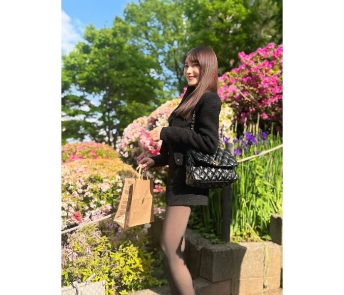 「つつじの妖精」赤城ありさ、スラリ美脚がチラ見えするブラックコーデにファン絶賛の声