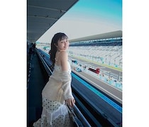 くりえみ、キャミソールワンピの軽やかなフェミニンコーデでF-1観戦！！