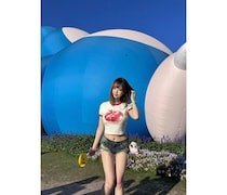 yami、美スタイル映えるナチュラルコーデで全身ショットをUP！