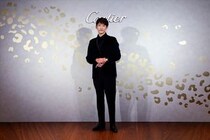 杉野遥亮、ベロアのジャケットに、リングとウォッチをピンクゴールドで揃えた姿で登場！カルティエ 銀座4丁目ブティックがオープン