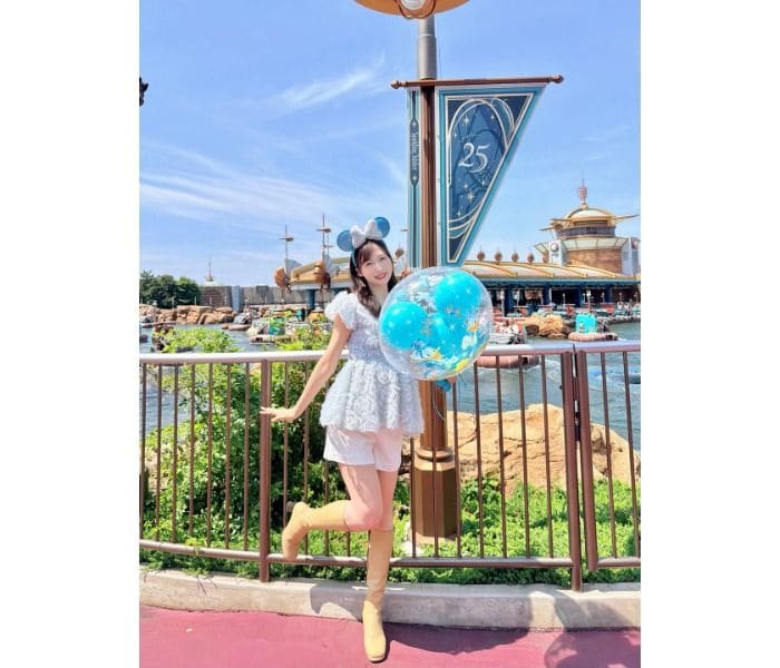 AKB48・小栗有以、爽やかブルー衣装からスラリ美脚!テーマパークに降臨