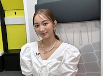 黒木ひかり、まとめ髪で上品さと華やかさを引き立てたフェミニンなファッションを披露！