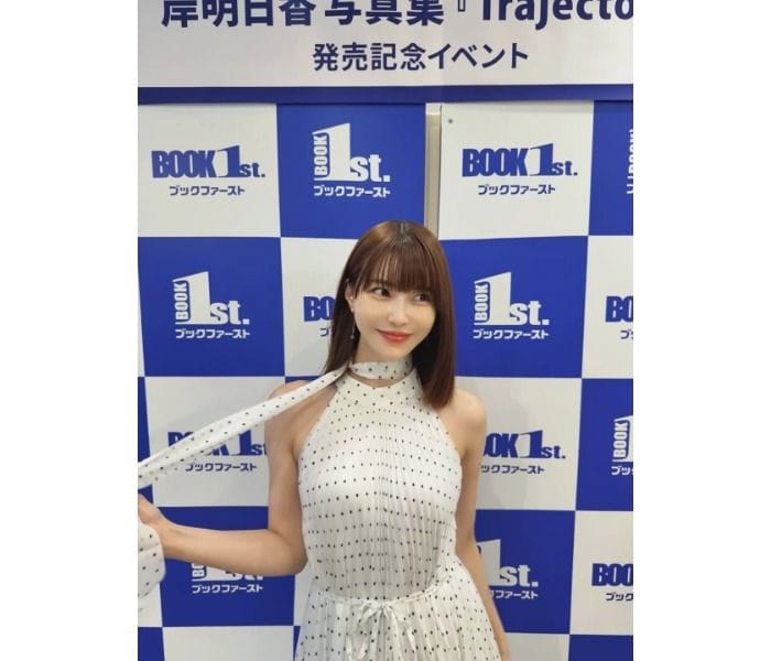 岸明日香、ドットのノースリーブドレスで美貌披露!「今日もめっちゃ可愛いです」「明日香ちゃん可愛い」